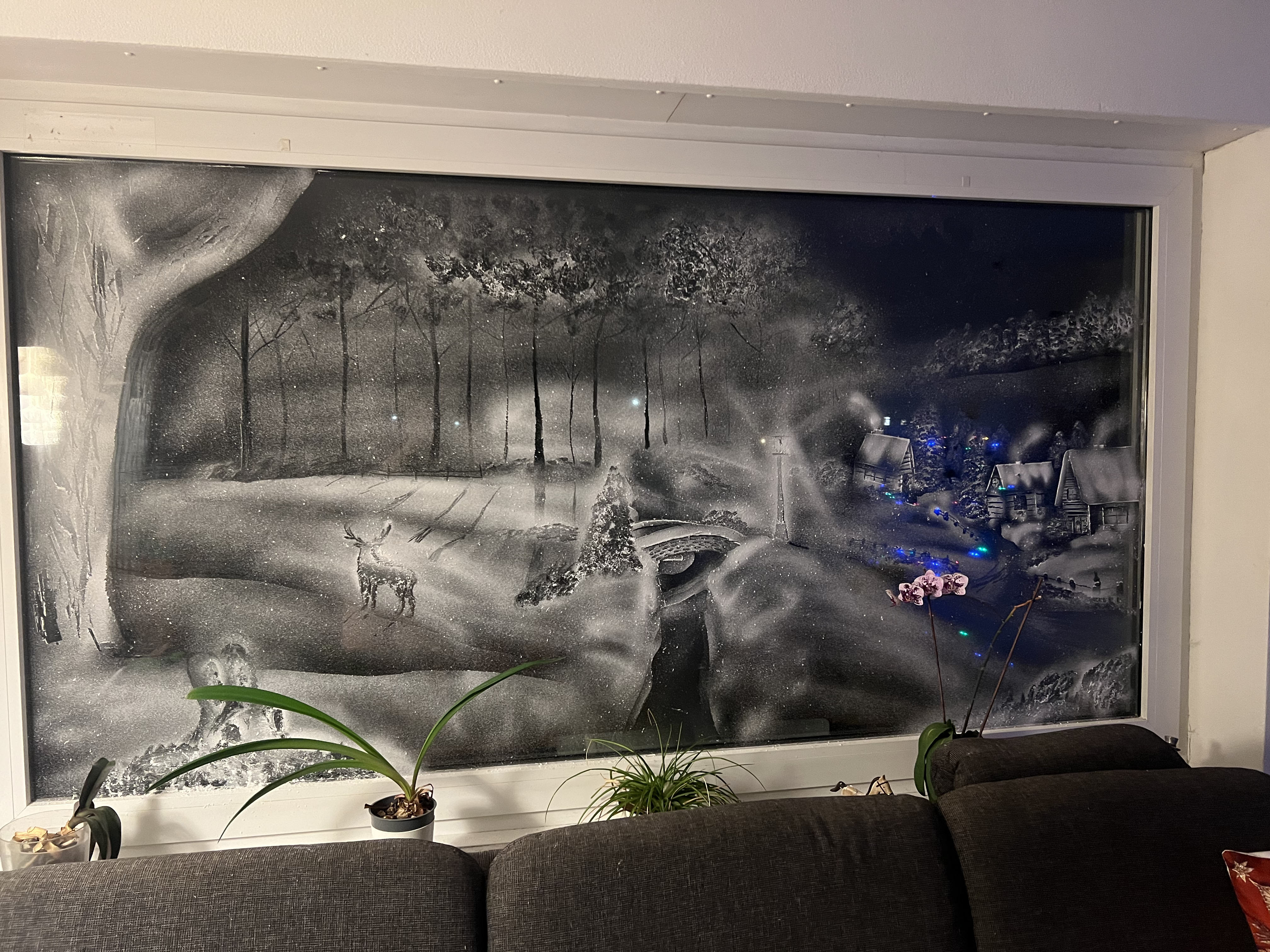 Sněhová malba zimní krajiny na okně