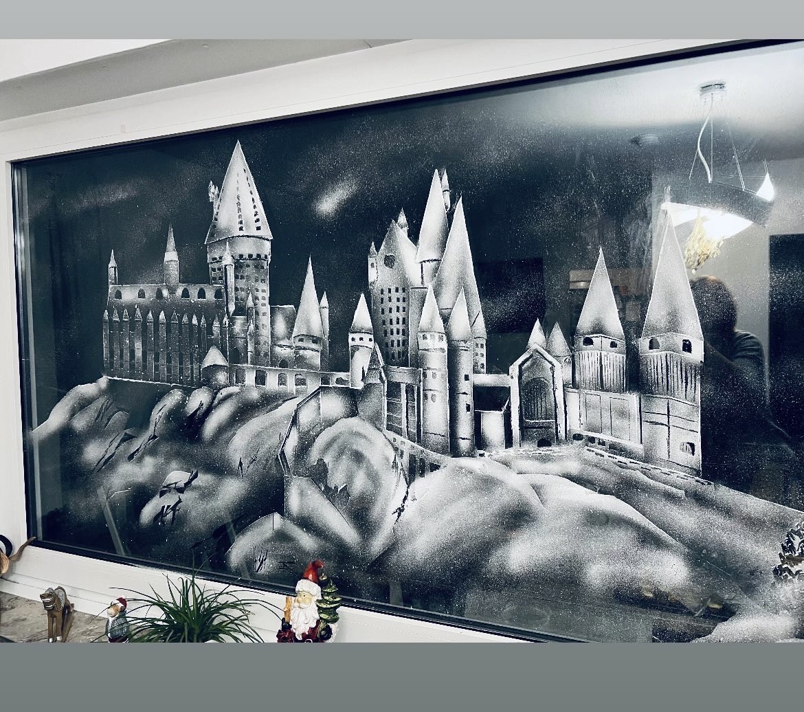 Sněhová malba Bradavic na okně